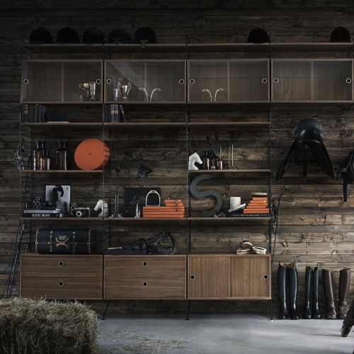 Vitrine aus Walnuss mit Glasschiebetüren - Saitensystem String Furniture