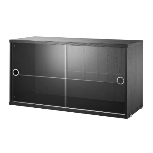 Zwart gebeitst essen vitrinekast met glazen schuifdeuren - String systeem String Furniture
