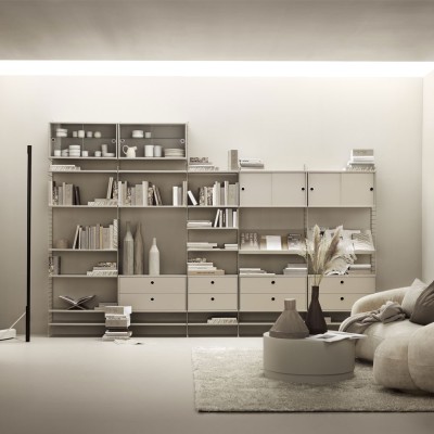 Beige vitrinekast met glazen schuifdeuren - String systeem String Furniture 2