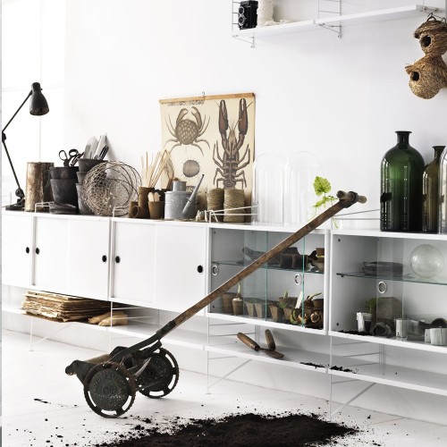 Vetrina bianca con ante scorrevoli in vetro - String system String Furniture