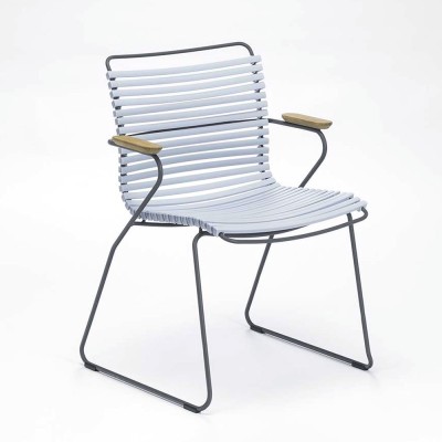 Silla click dusty azul claro con reposabrazos de bambú Houe