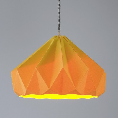 Origami-Anhänger aus goldgelbem Kastanienpapier Snowpuppe 2