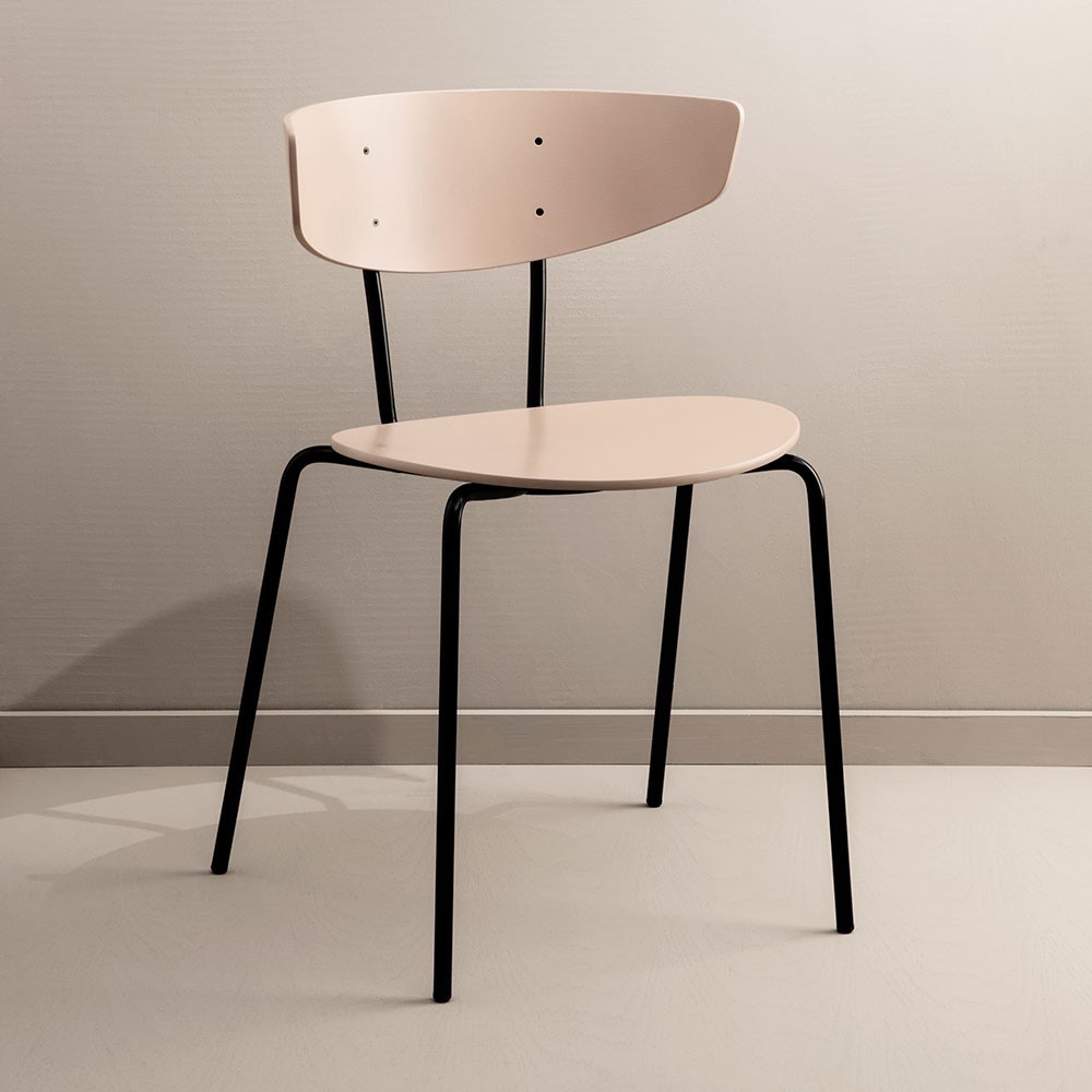 Set mit 2 rotbraunen Stühlen von Herman Ferm Living