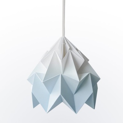 Origami-Suspension aus gradientenblauem Mottenpapier Snowpuppe