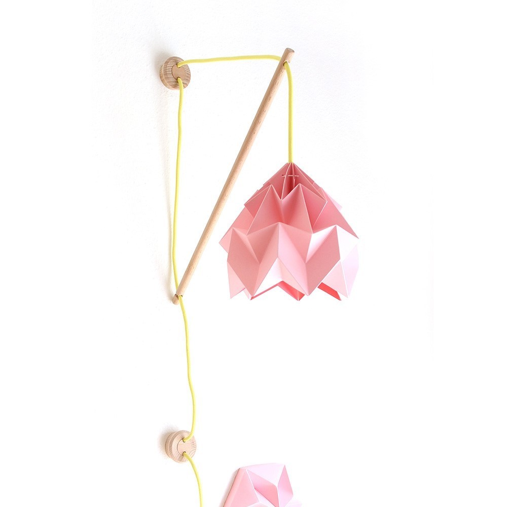 Wandlamp Klimoppe met roze Moth ophanging Snowpuppe