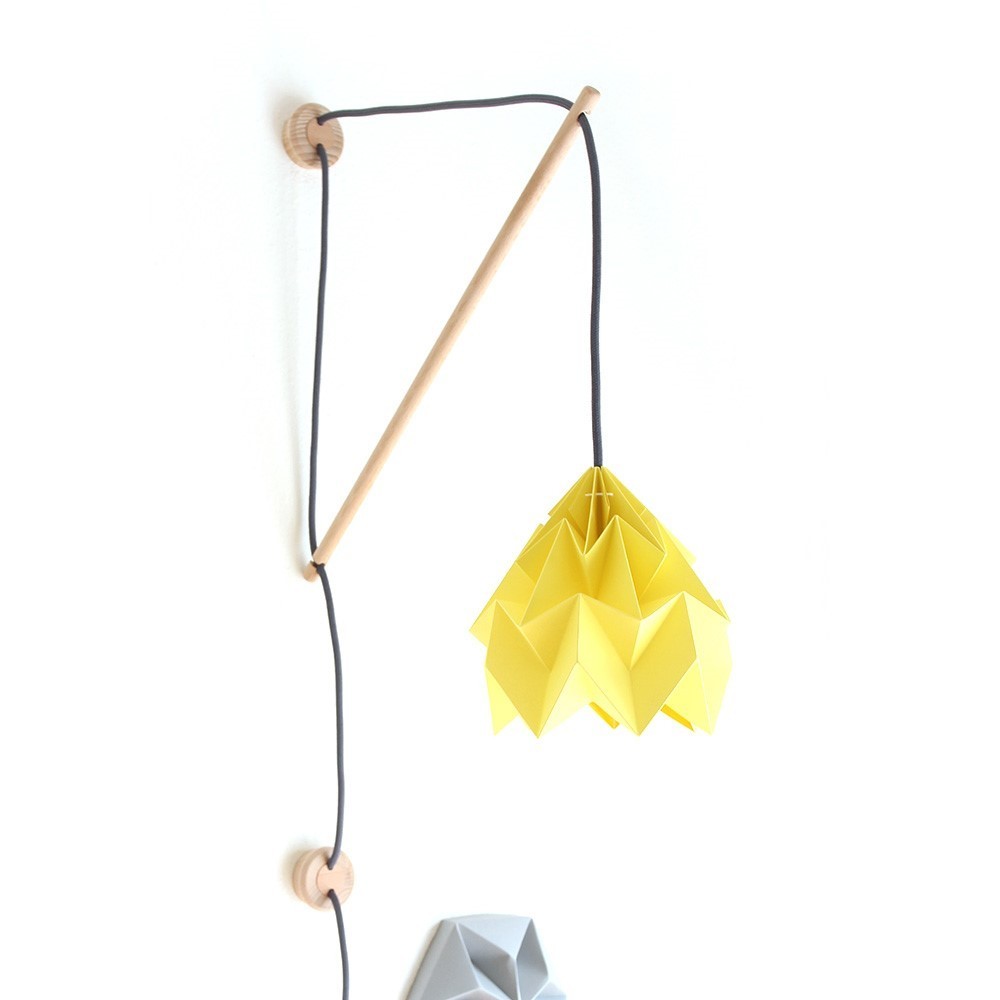 Wandlamp Klimoppe met gele Moth ophanging Snowpuppe