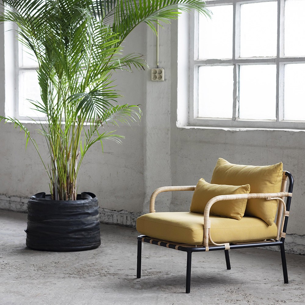 Capizzi Lounge Chair schwarze Struktur & gelbes Kissen Serax