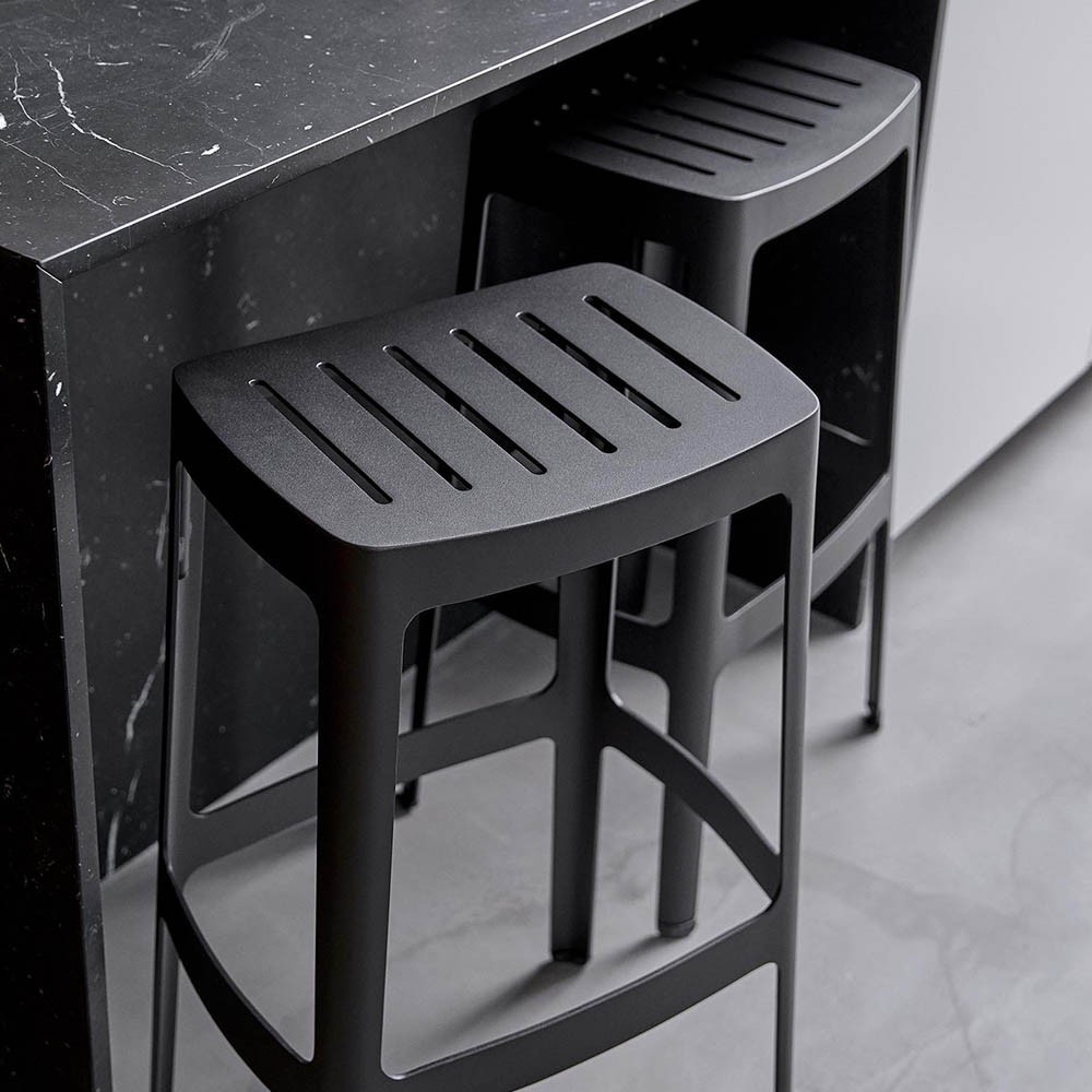 Cut bar chair high black