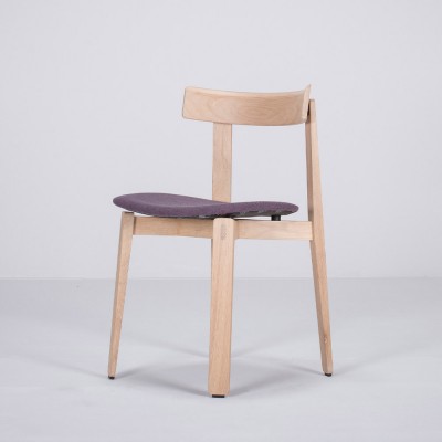 Nora chair oak & purple fabric Gazzda