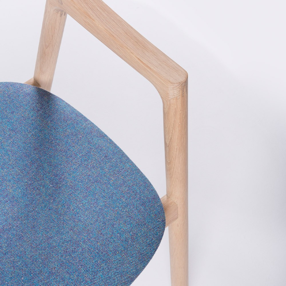 Muna chair oak & blue fabric Gazzda