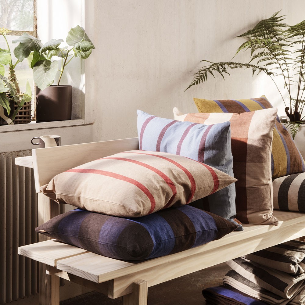 Groot kussen in blauw en bordeauxrood Ferm Living