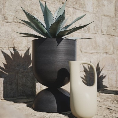 Hourglass M pot black Ferm Living 2