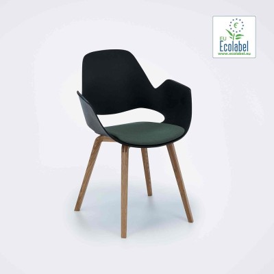 Chaise Falk rembourrée vert avec accoudoirs et piètement en chêne Houe 2