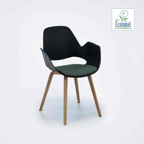 Silla Falk tapizada en verde con reposabrazos y base de roble Houe
