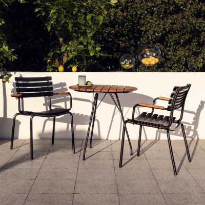 Silla de exterior ReClips negra con reposabrazos de bambú Houe 2