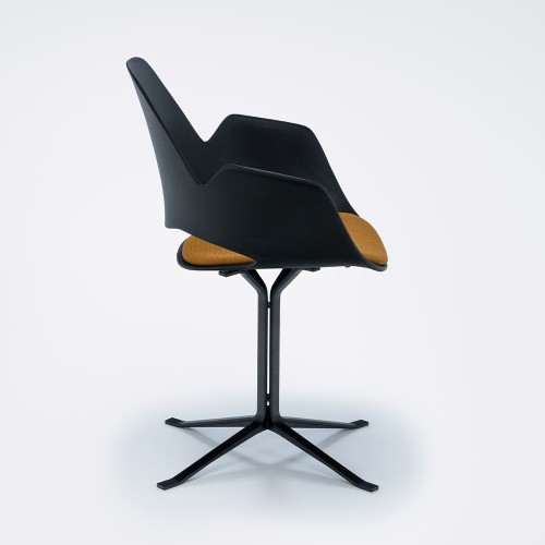 Silla Falk tapizada en mostaza con reposabrazos negros y base de columna Houe
