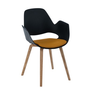 Silla Falk tapizada mostaza con reposabrazos y base de roble Houe Houe