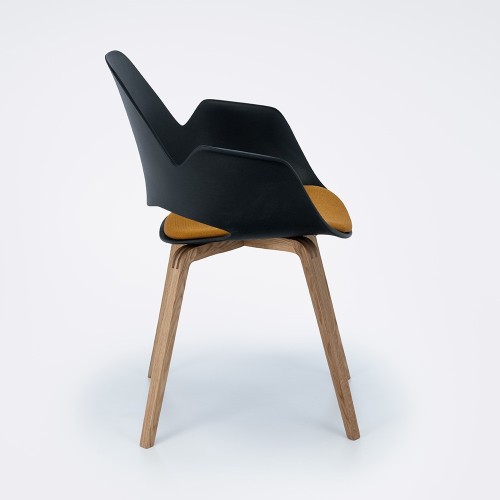 Chaise Falk rembourrée moutarde avec accoudoirs et piètement en chêne Houe