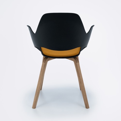 Sedia Falk imbottita senape con braccioli e base in rovere Houe