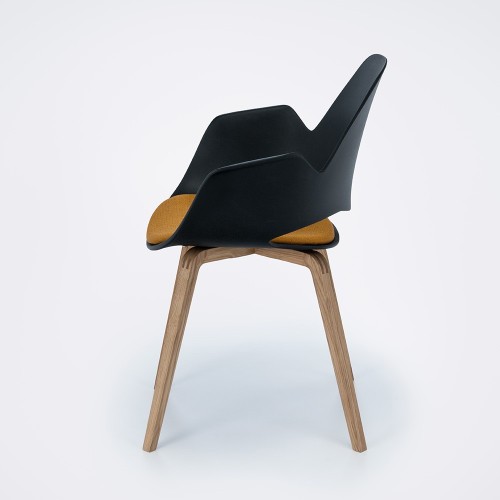 Chaise Falk rembourrée moutarde avec accoudoirs et piètement en chêne Houe