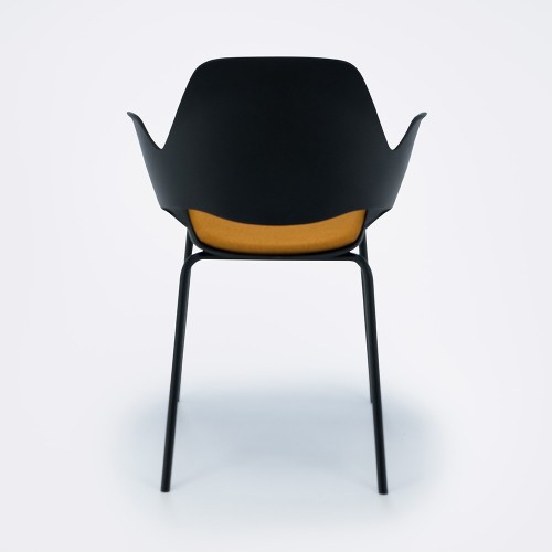Silla Falk tapizada en mostaza con reposabrazos y base de tubo de metal Houe