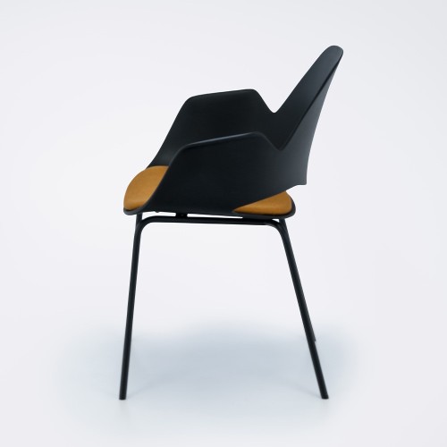 Silla Falk tapizada en mostaza con reposabrazos y base de tubo de metal Houe