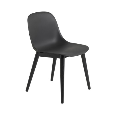 Vezelcomposiet hout zwarte plastic stoel en houten onderstel | Muuto
