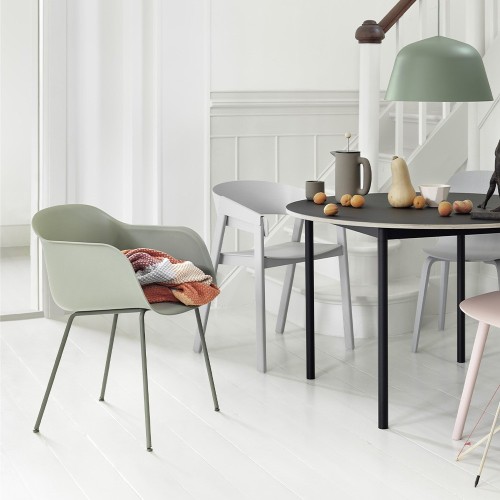 Sedia con braccioli in fibra di legno composito e plastica verde polvere e base in acciaio Muuto