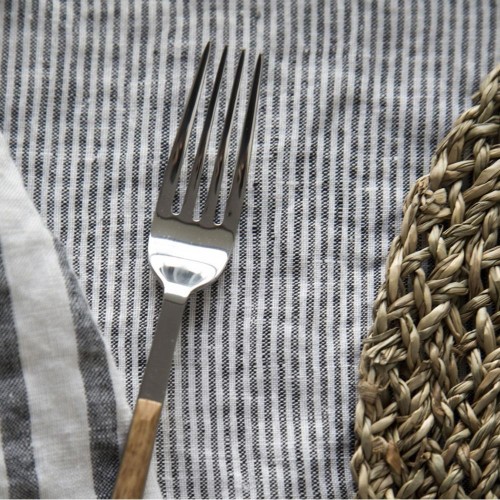 Zwart en melkgewassen linnen tafelkleed met fijne strepen Gabrielle Paris