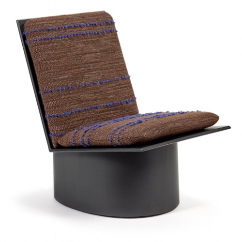 Silla baja de metal negro Valérie Serax