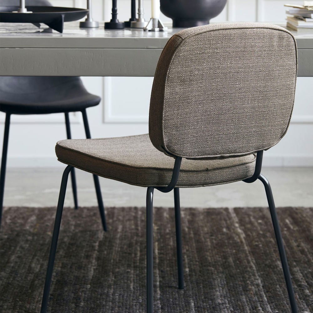 Chaise Carma sable foncé House Doctor