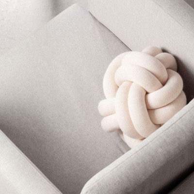 Knot-Kissen cremefarben Design House Stockholm 2
