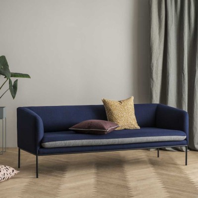 Drehen Sie das Sofa aus blauer und hellgrauer Wolle