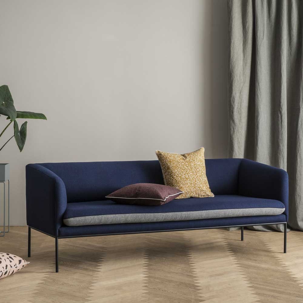 Drehen Sie das Sofa aus blauer und hellgrauer Wolle Ferm Living