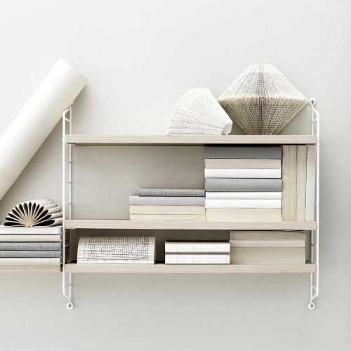 Estante de bolsillo de hilo fresno y blanco String Furniture