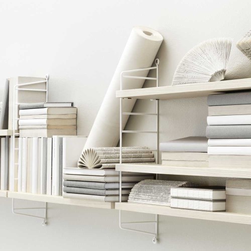 Estante de bolsillo de hilo fresno y blanco String Furniture