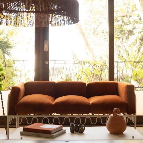 Dolores Sofa in baksteen fluweel, ecru ijzeren frame