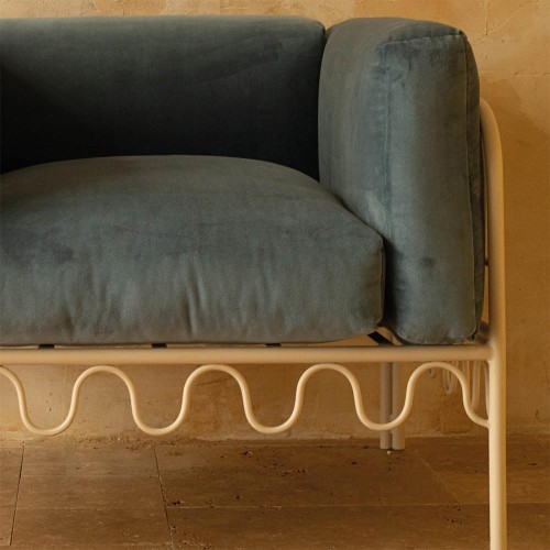 Dolores Sofa in Seladonblauem Velours, Gestell aus ungebleichtem Eisen