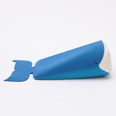 Cuscino e giocattolo balena