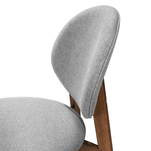 Silla de comedor Celia de tela gris claro con patas de nogal