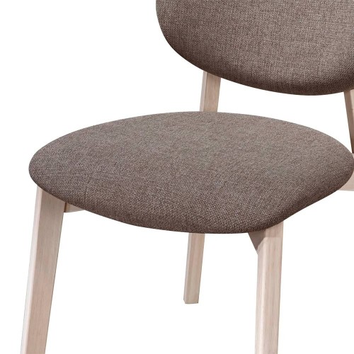 Silla de comedor Celia de tela marrón claro con patas de roble