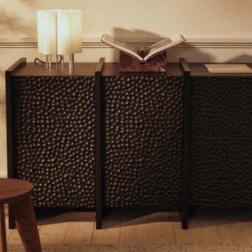 Buffet design Scarni en frêne foncé avec façade texturée