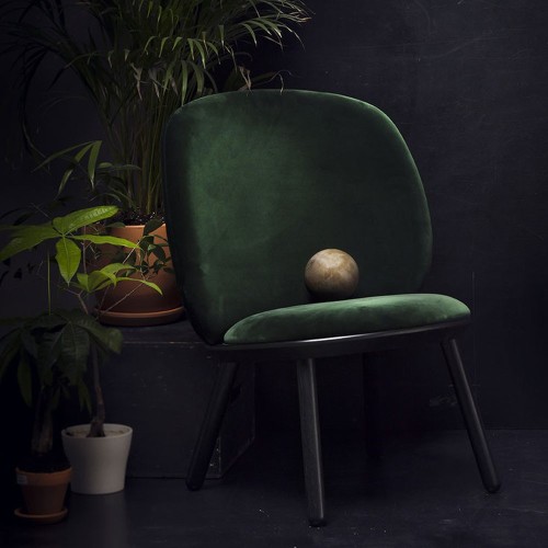 Chaise basse Naïve velours vert bouteille Emko