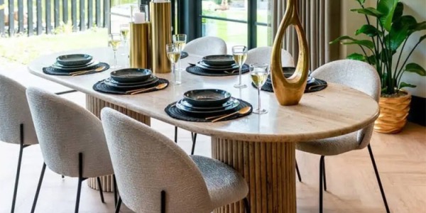 Les matières qui transforment une pièce : bois brut, travertin, lin et métal noir